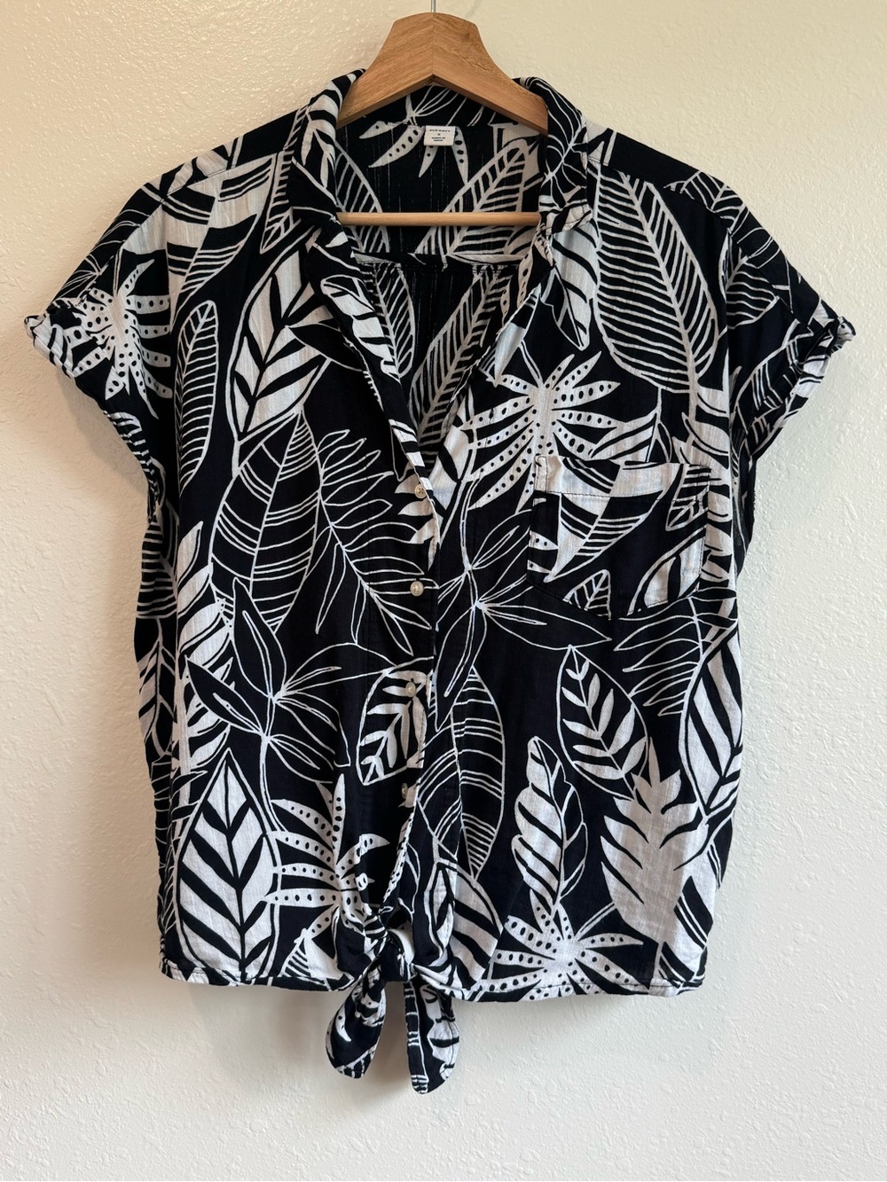 Old Navy Black & White Leaf-Print Tie-Front Button Shirt | Size Small